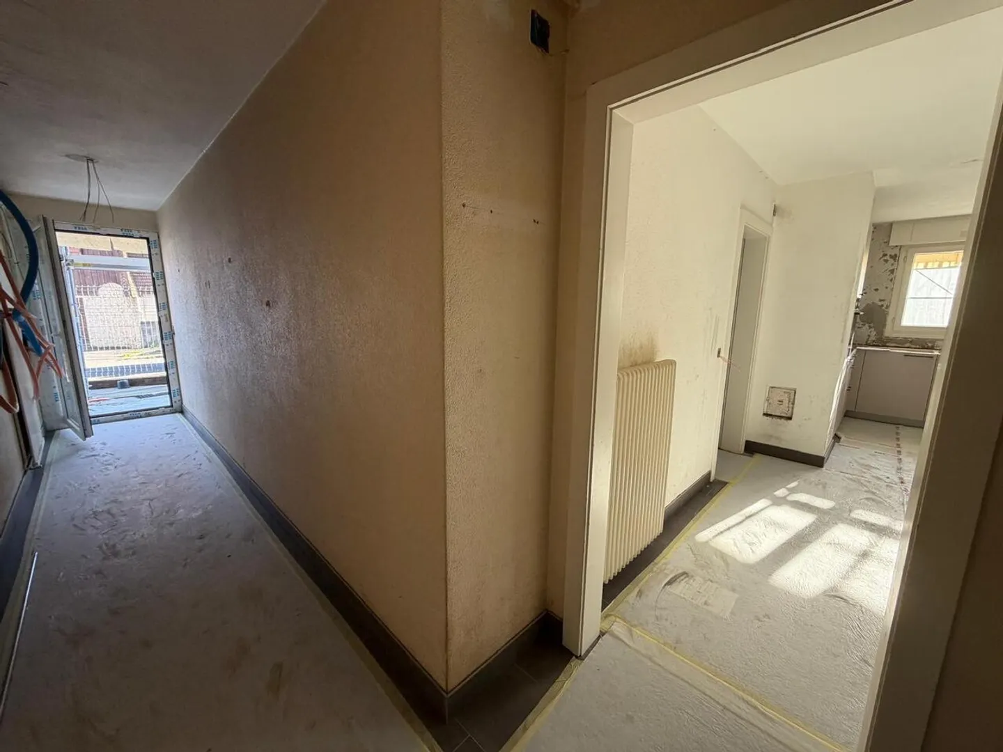 Renovated 4.5-room apartment on the ground floor - Photo 2 of 6