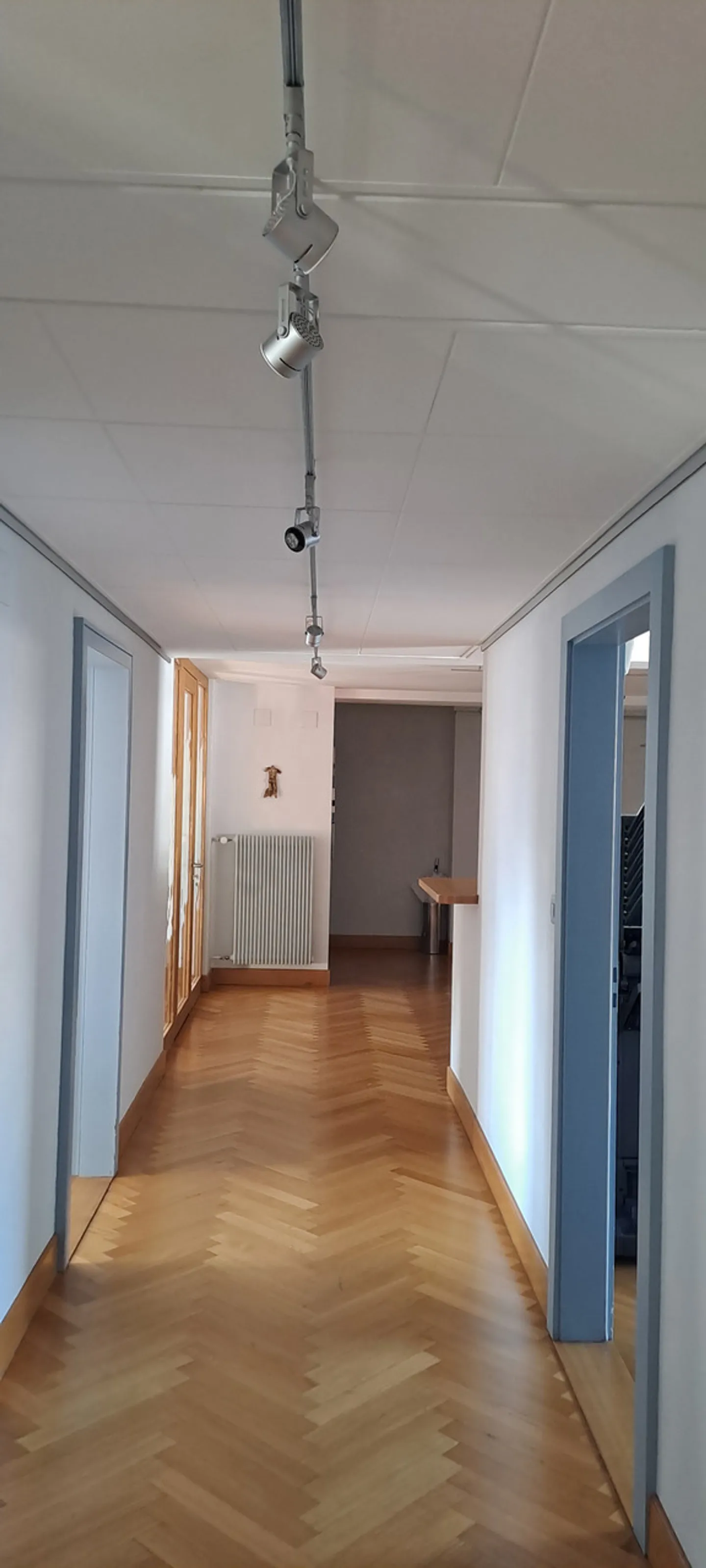 LARGE OFFICE WITH CHARACTER FOR RENT - Photo 5 of 15