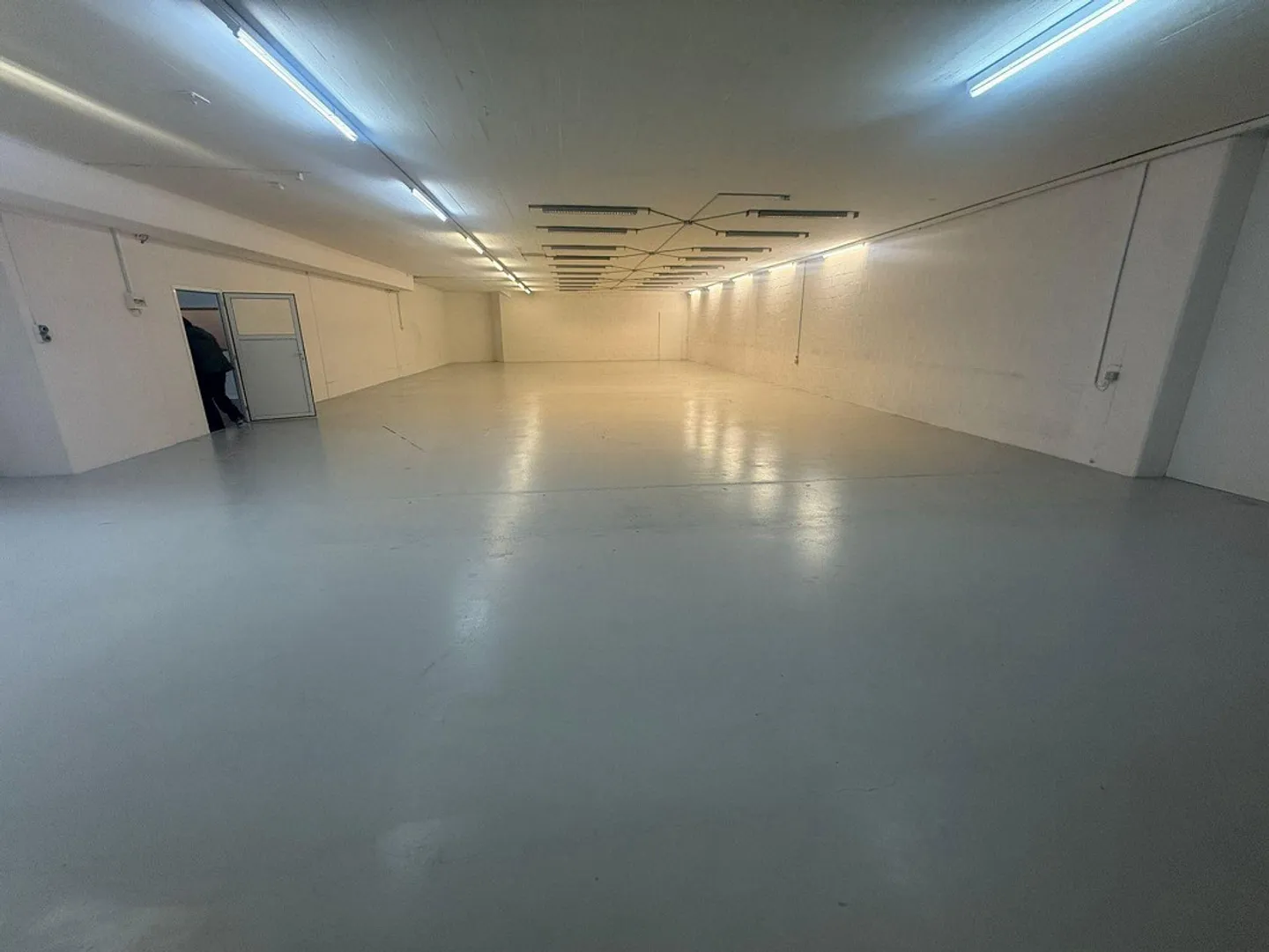 Ampio spazio di stoccaggio al 1° piano interrato in posizione centrale - Foto 3 di 11