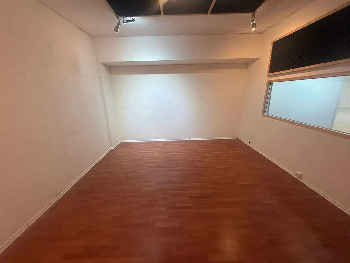 Ampio spazio di stoccaggio al 1° piano interrato in posizione centrale - Foto 5 di 11