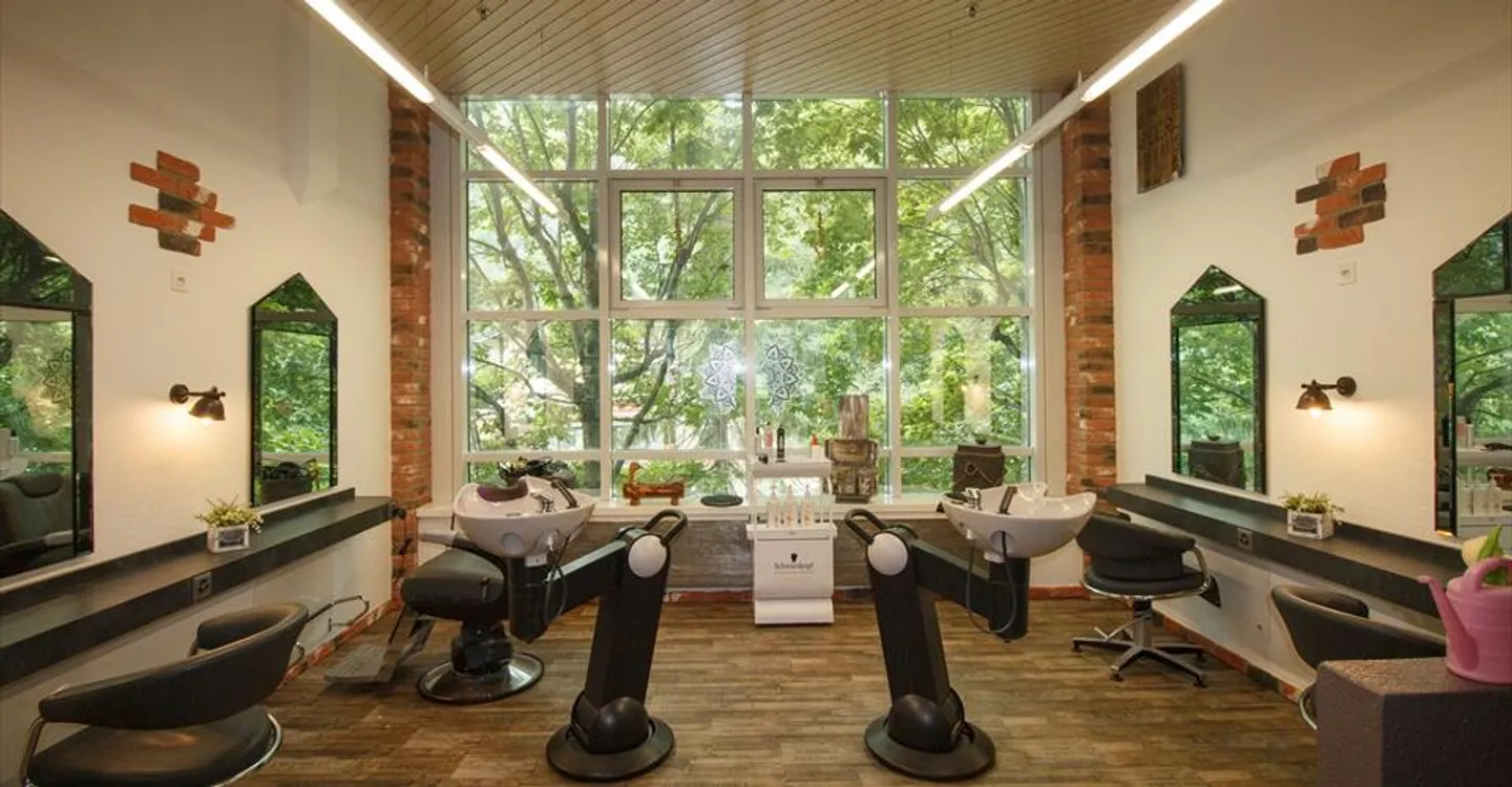 Salon de Coiffure Moderne au Centre - Photo 4 sur 10