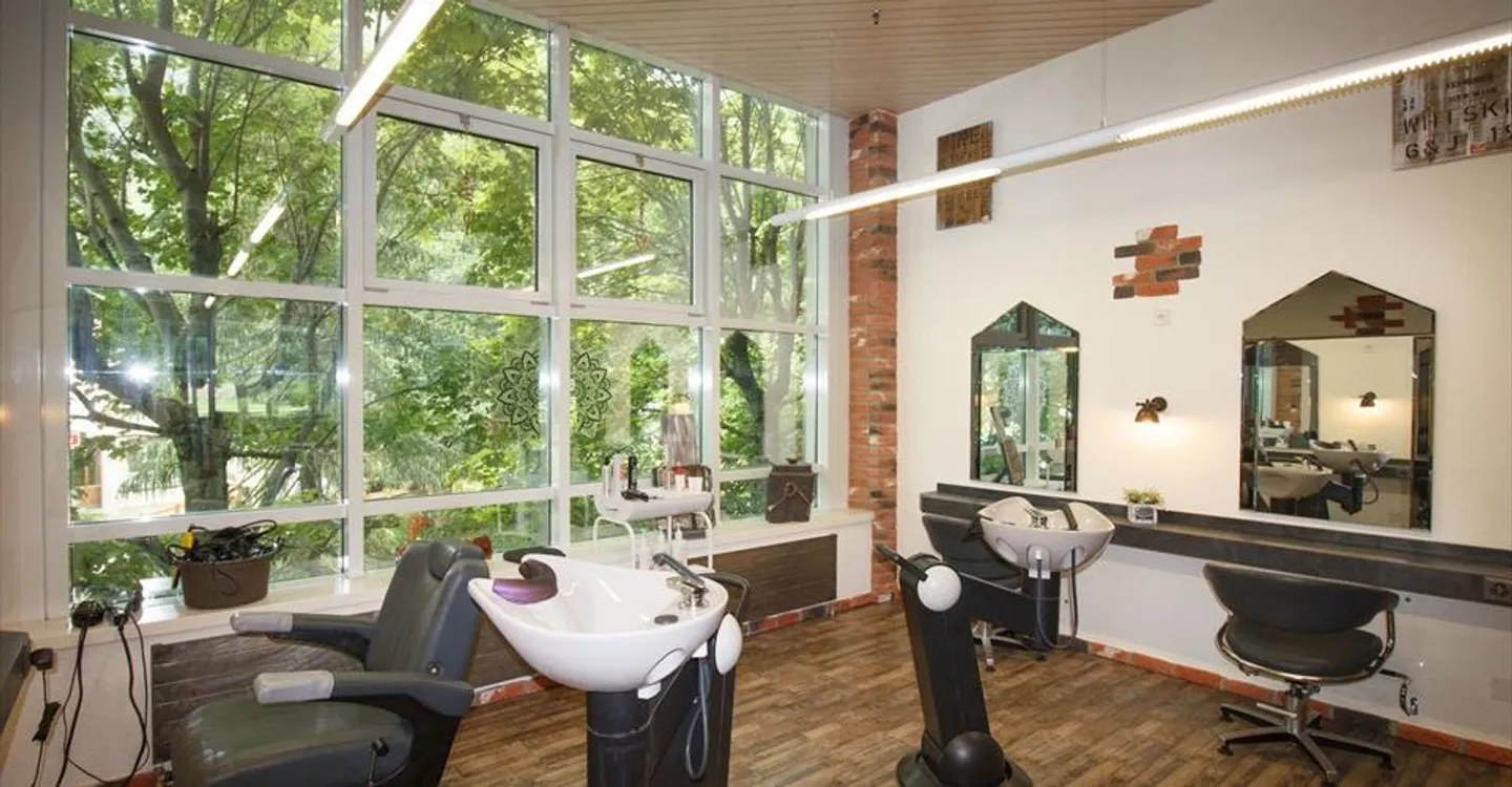 Salon de Coiffure Moderne au Centre - Photo 5 sur 10