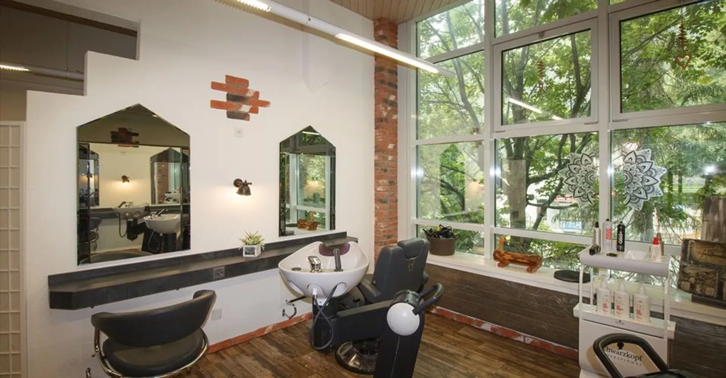 Salon de Coiffure Moderne au Centre - Photo 6 sur 10