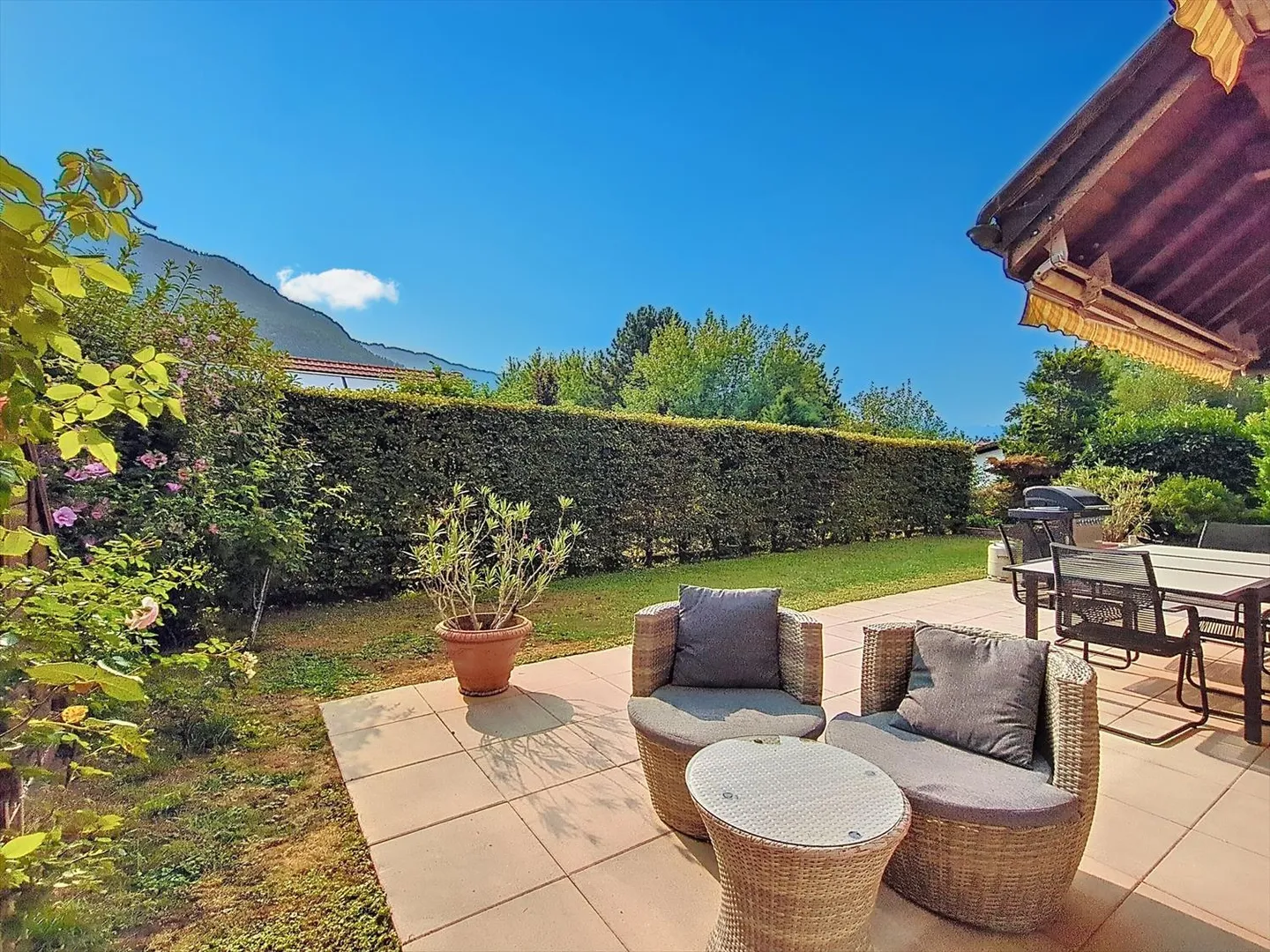 Esclusivo: Casa a schiera con 5,5 stanze, vista libera e bel giardino - Foto 1 di 19