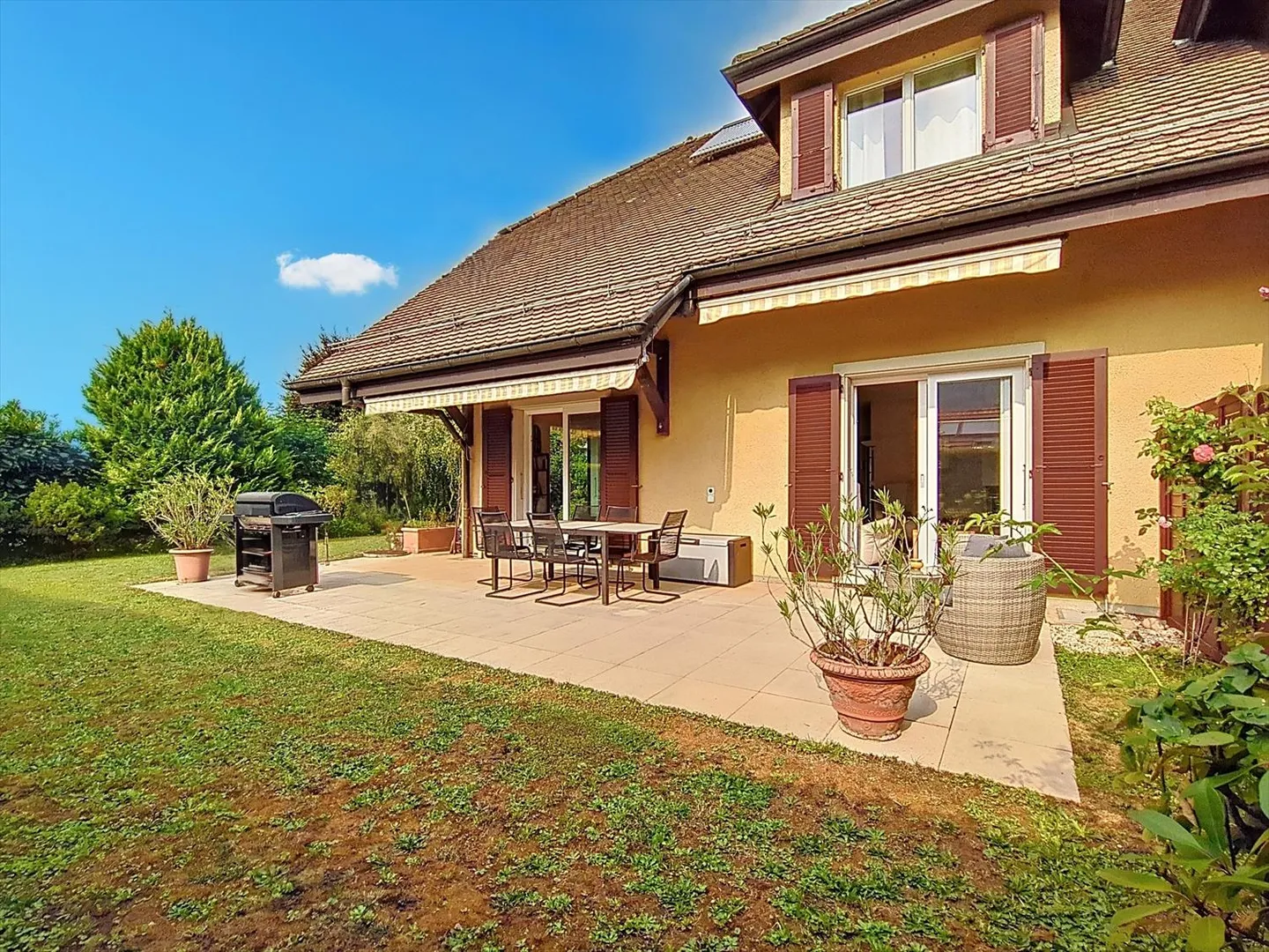 Esclusivo: Casa a schiera con 5,5 stanze, vista libera e bel giardino - Foto 2 di 19