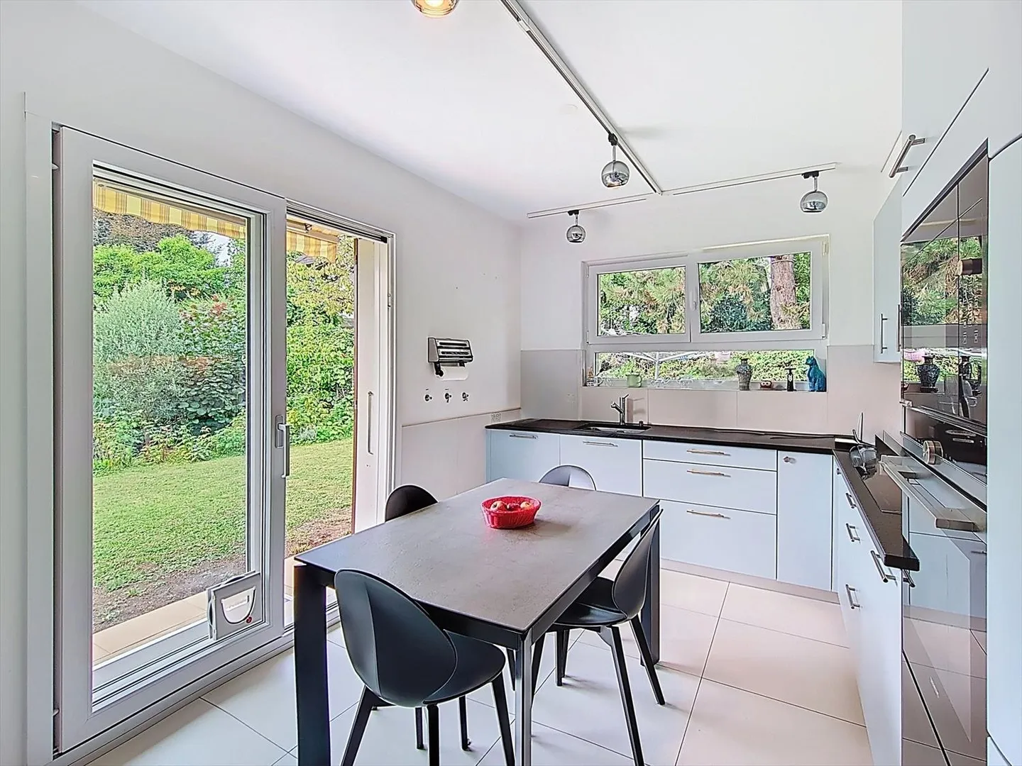 Esclusivo: Casa a schiera con 5,5 stanze, vista libera e bel giardino - Foto 4 di 19