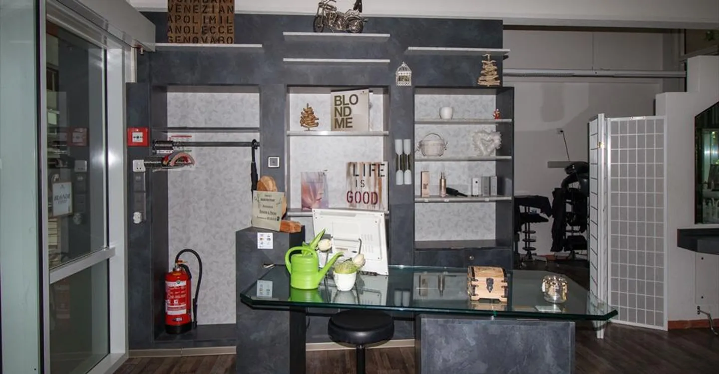 Salon de Coiffure Moderne au Centre - Photo 2 sur 10