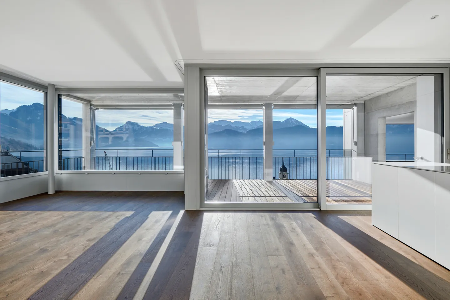 Exclusive new apartment with panoramic view - Photo 2 of 4