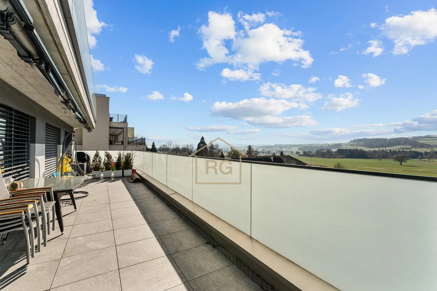 Moderno appartamento con terrazza di 4,5 stanze a Triengen - Foto 1 di 17