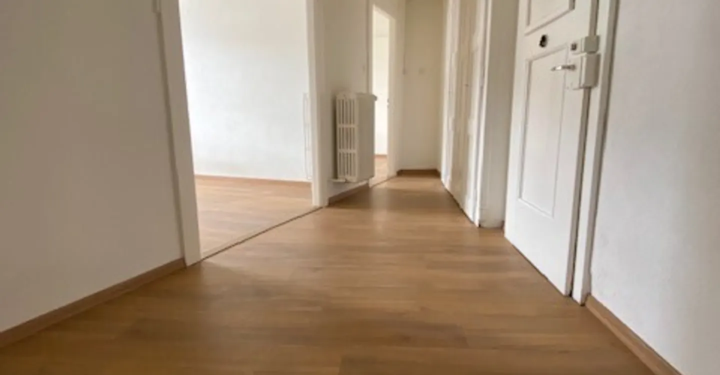 Charming 2.5 Room Apartment - Photo 3 of 5