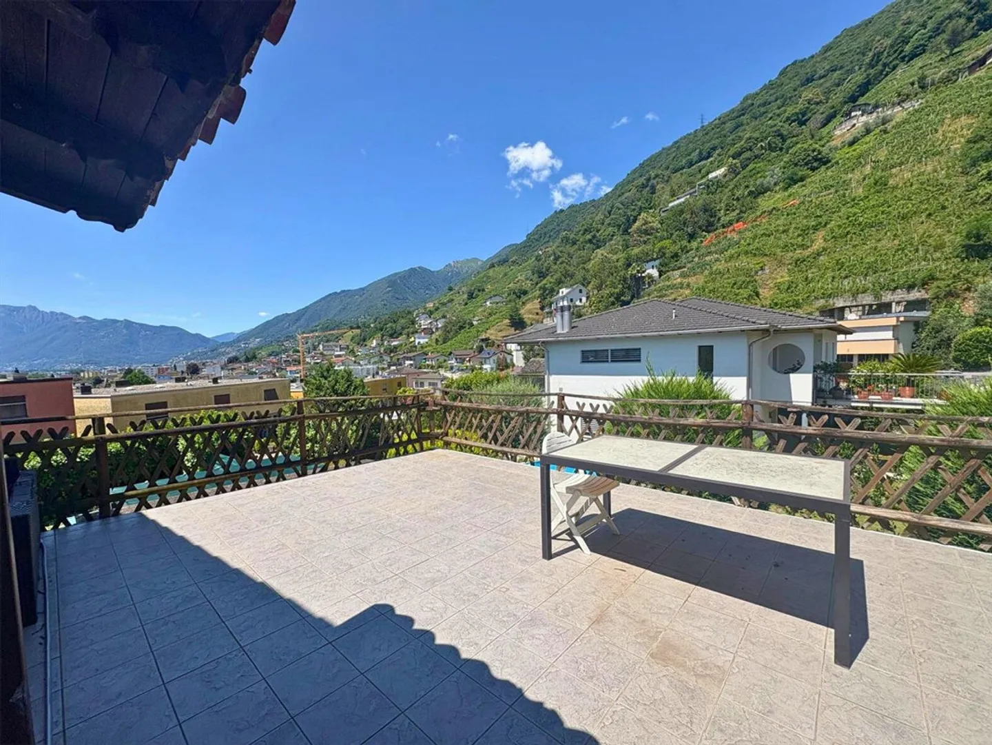 BIFAMILIARE CON PISCINA PRIVATA E VISTA APERTA - Foto 1 di 10