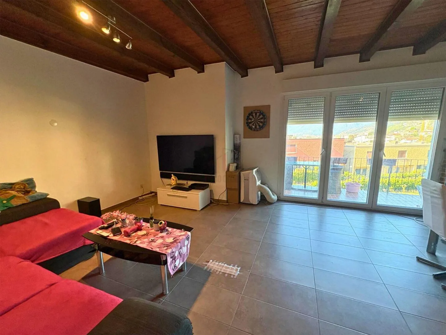 BIFAMILIARE CON PISCINA PRIVATA E VISTA APERTA - Foto 3 di 10