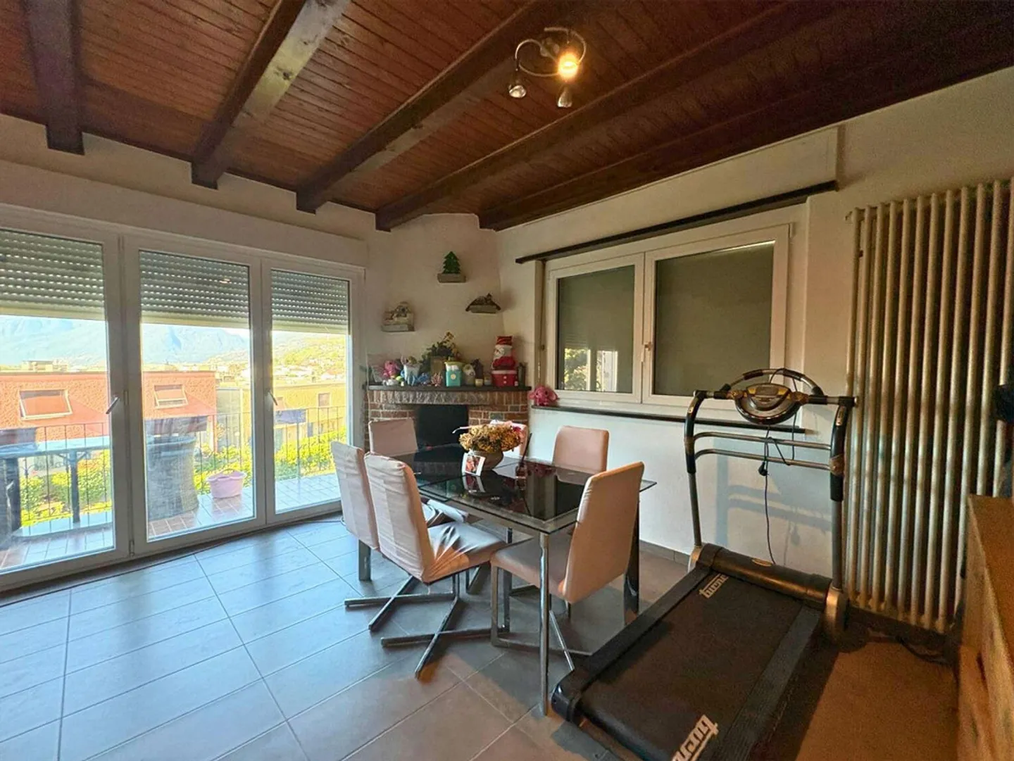 BIFAMILIARE CON PISCINA PRIVATA E VISTA APERTA - Foto 4 di 10