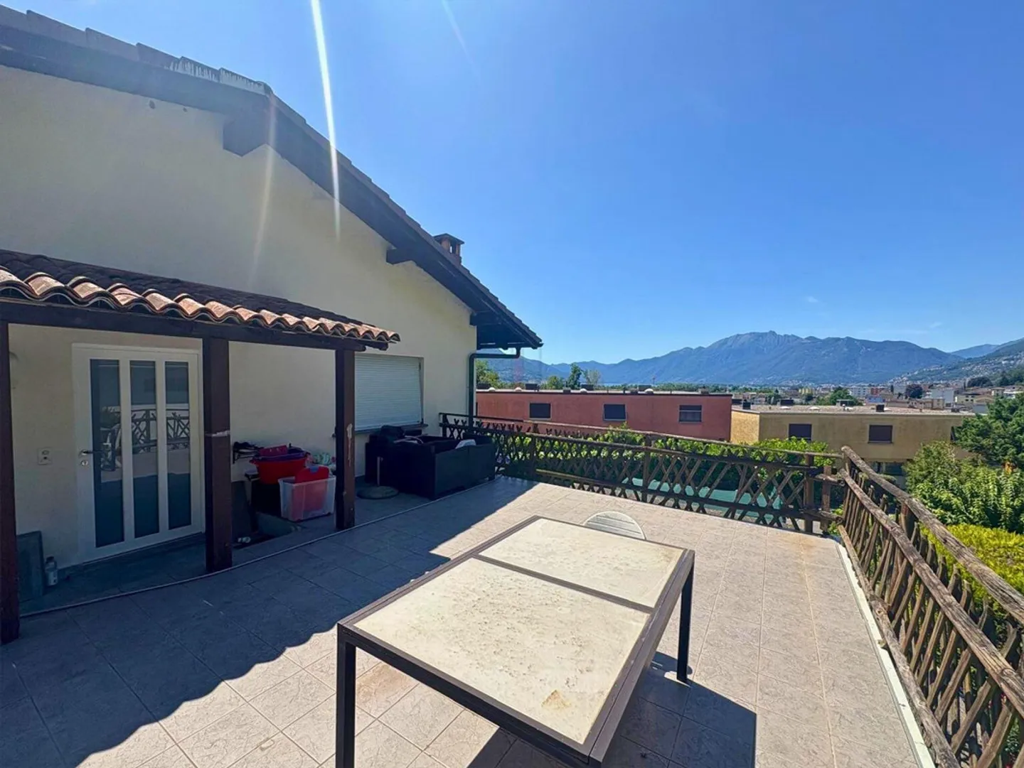 BIFAMILIARE CON PISCINA PRIVATA E VISTA APERTA - Foto 9 di 10