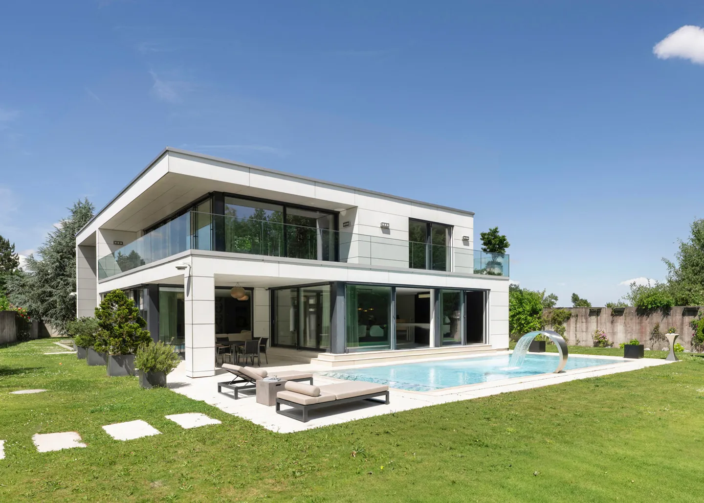 ARCHITEKTONISCHE SCHÖNHEIT MIT GARTENIDYLLE - Foto 1 von 17