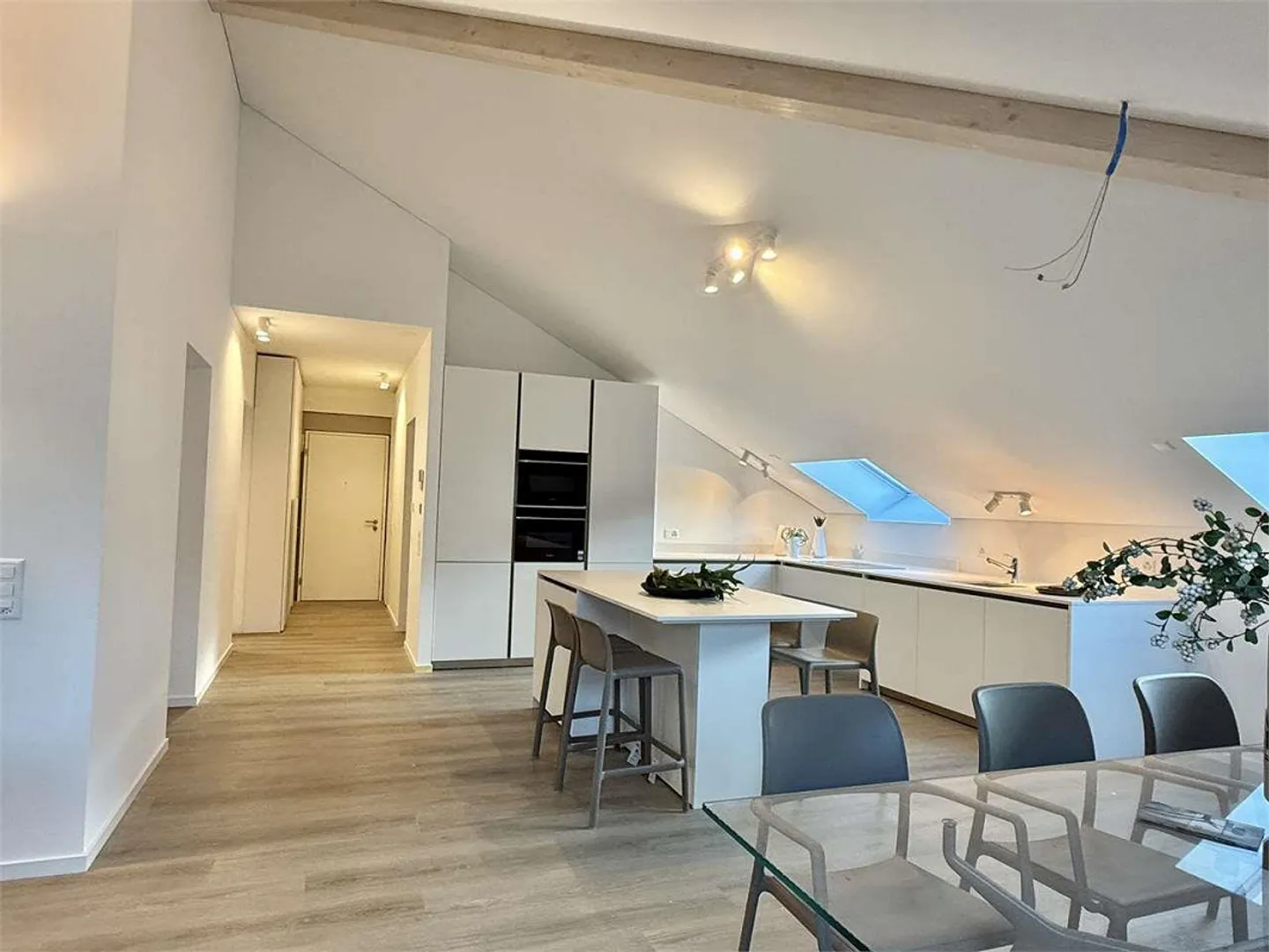 Bellinzona Centre, à 3 minutes de la gare - Appartement sous les toits de 3,5 pièces meublé - Photo 2 sur 7