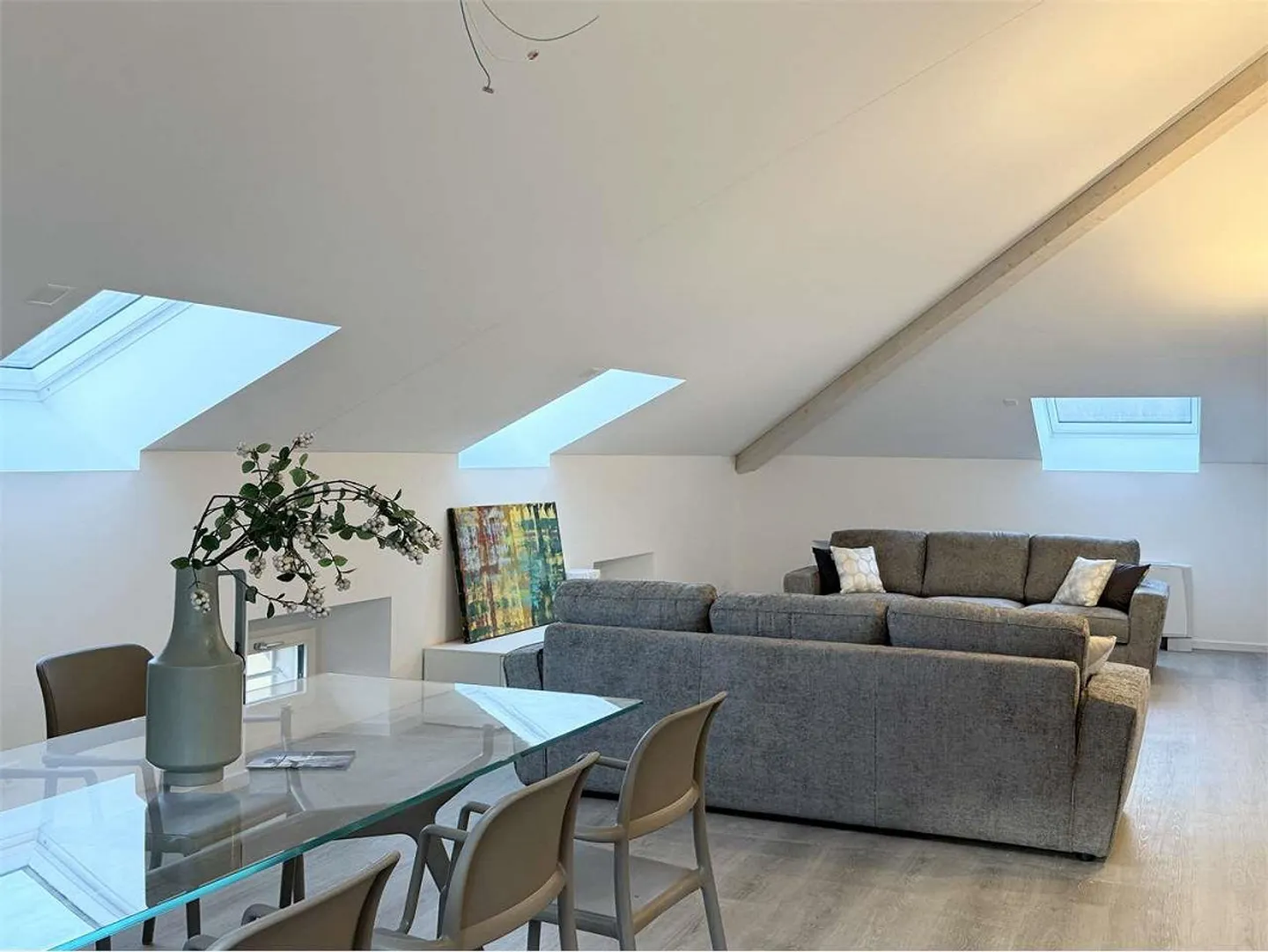Bellinzona Centre, à 3 minutes de la gare - Appartement sous les toits de 3,5 pièces meublé - Photo 3 sur 7