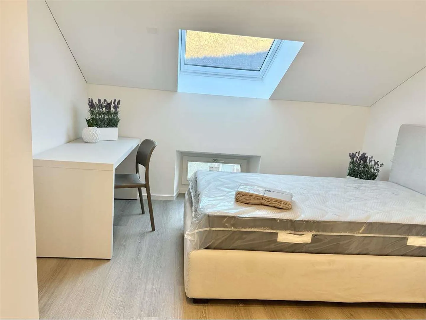 Bellinzona Centre, à 3 minutes de la gare - Appartement sous les toits de 3,5 pièces meublé - Photo 5 sur 7