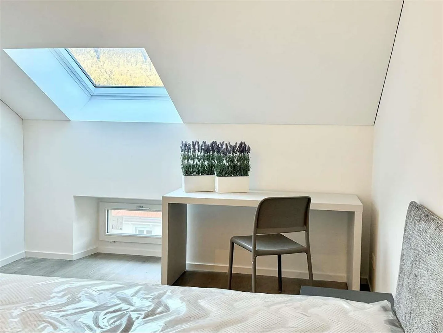 Bellinzona Centre, à 3 minutes de la gare - Appartement sous les toits de 3,5 pièces meublé - Photo 4 sur 7
