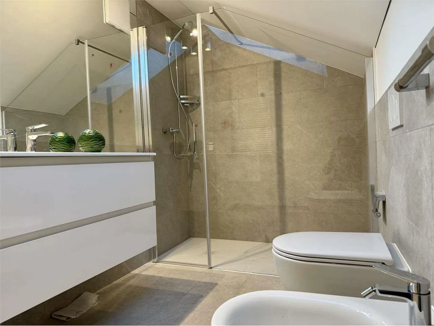 Bellinzona Centre, à 3 minutes de la gare - Appartement sous les toits de 3,5 pièces meublé - Photo 6 sur 7