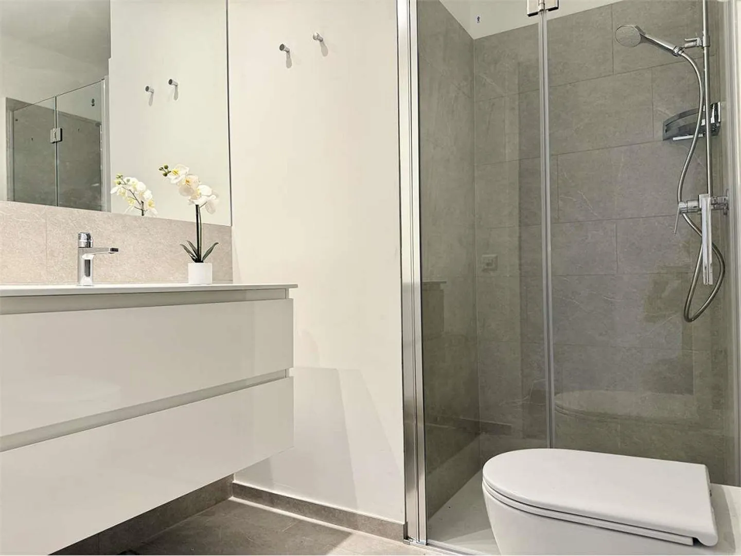 Bellinzona Centre, à 3 minutes de la gare - Appartement sous les toits de 3,5 pièces meublé - Photo 7 sur 7