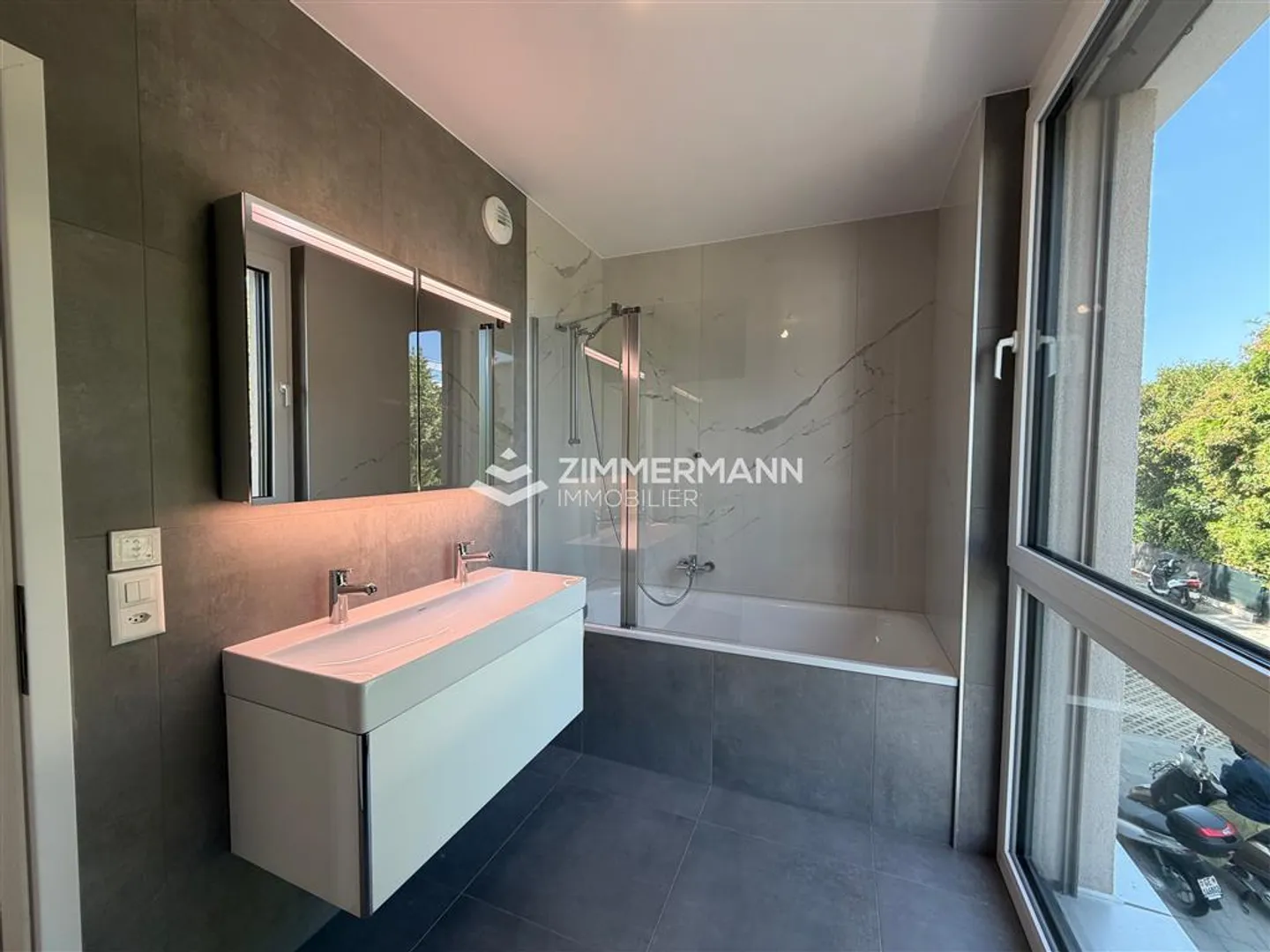 Modern 4-Room Apartment with Balcony - Photo 5 of 9