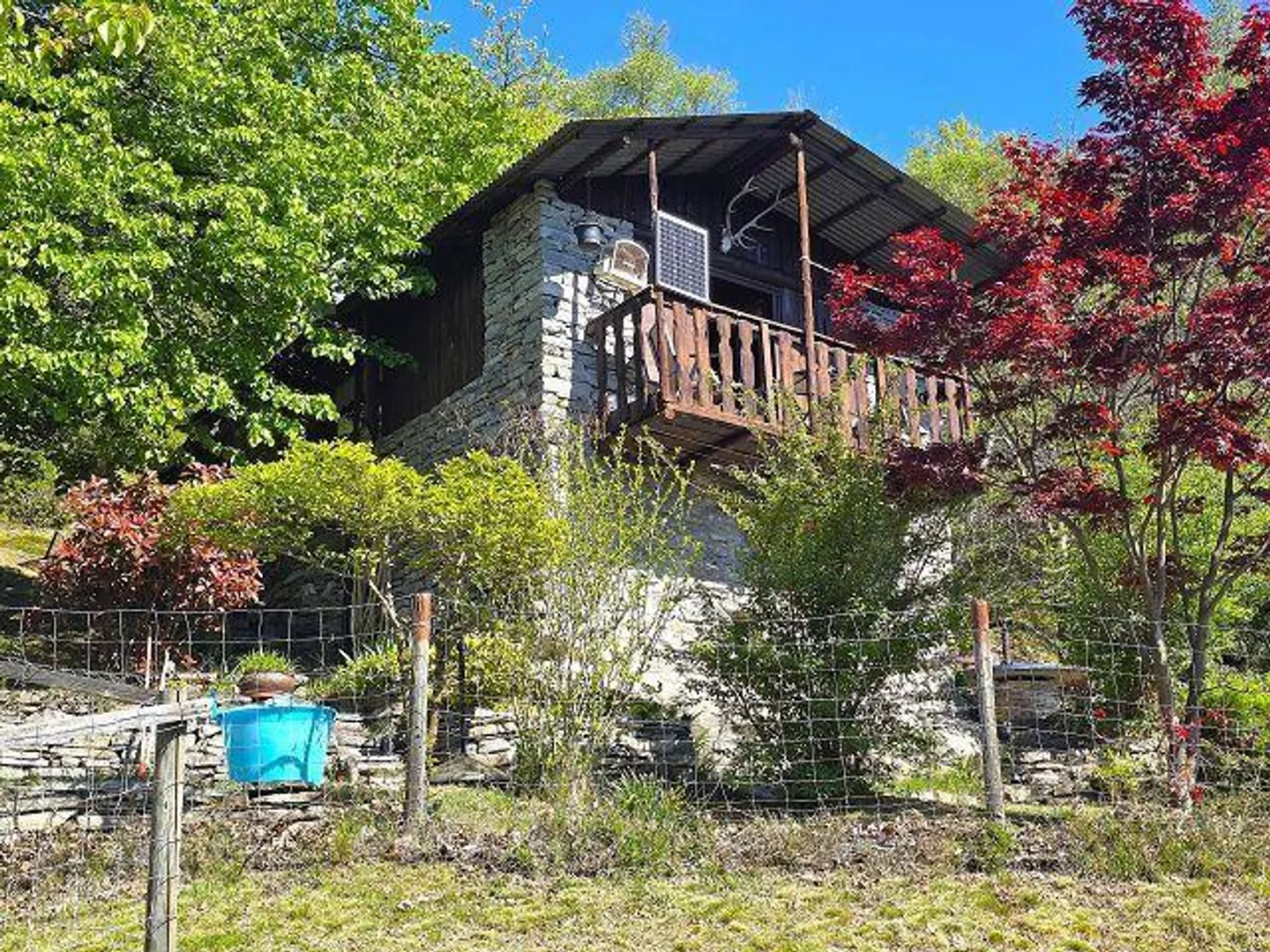 Petite maison rustique dans un endroit très calme et ensoleillé avec vue sur le lac - Photo 1 sur 40