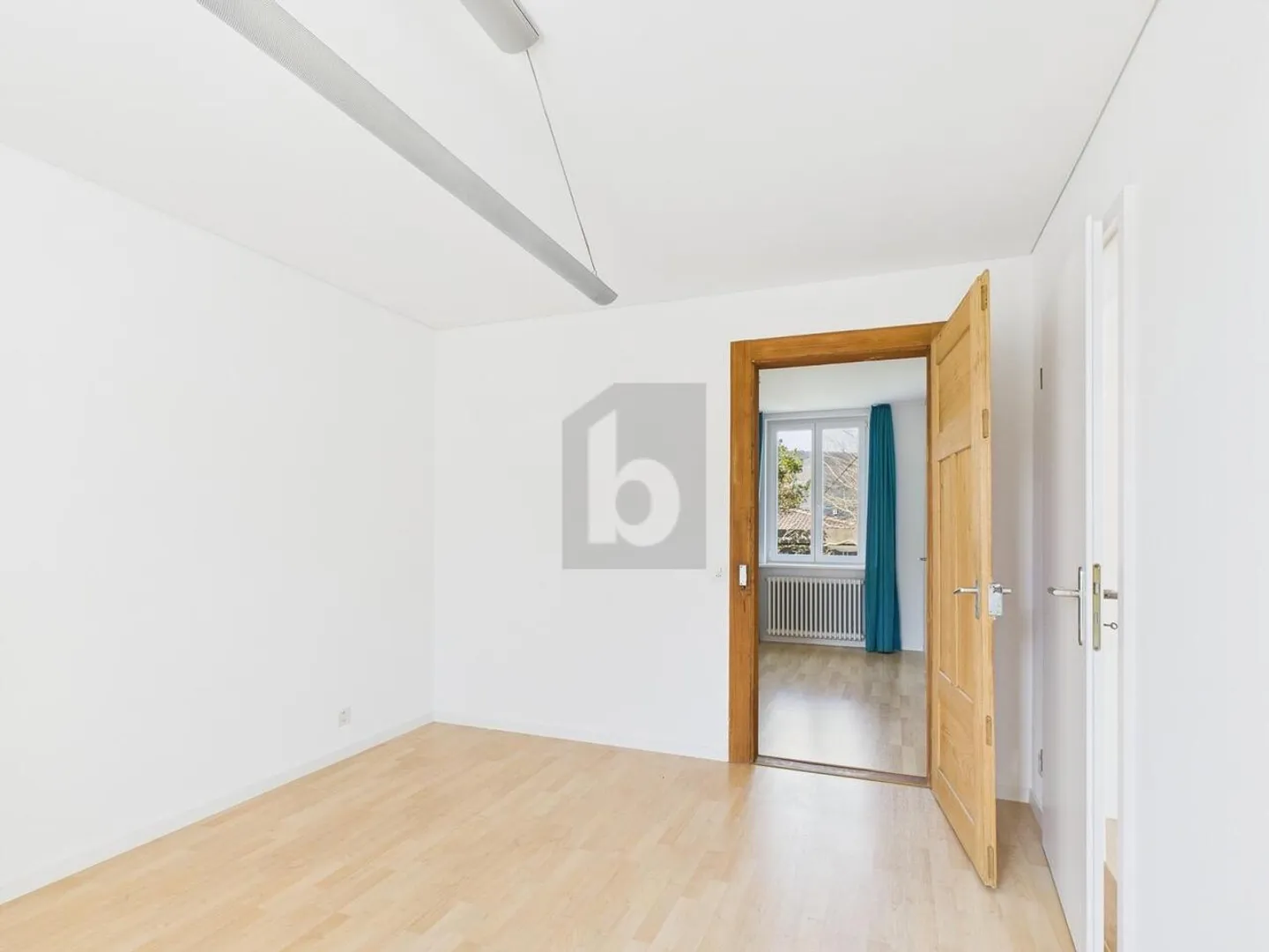 RENOVE RÉCEMMENT AVEC ESPACE DE JARDIN! - Photo 3 sur 6