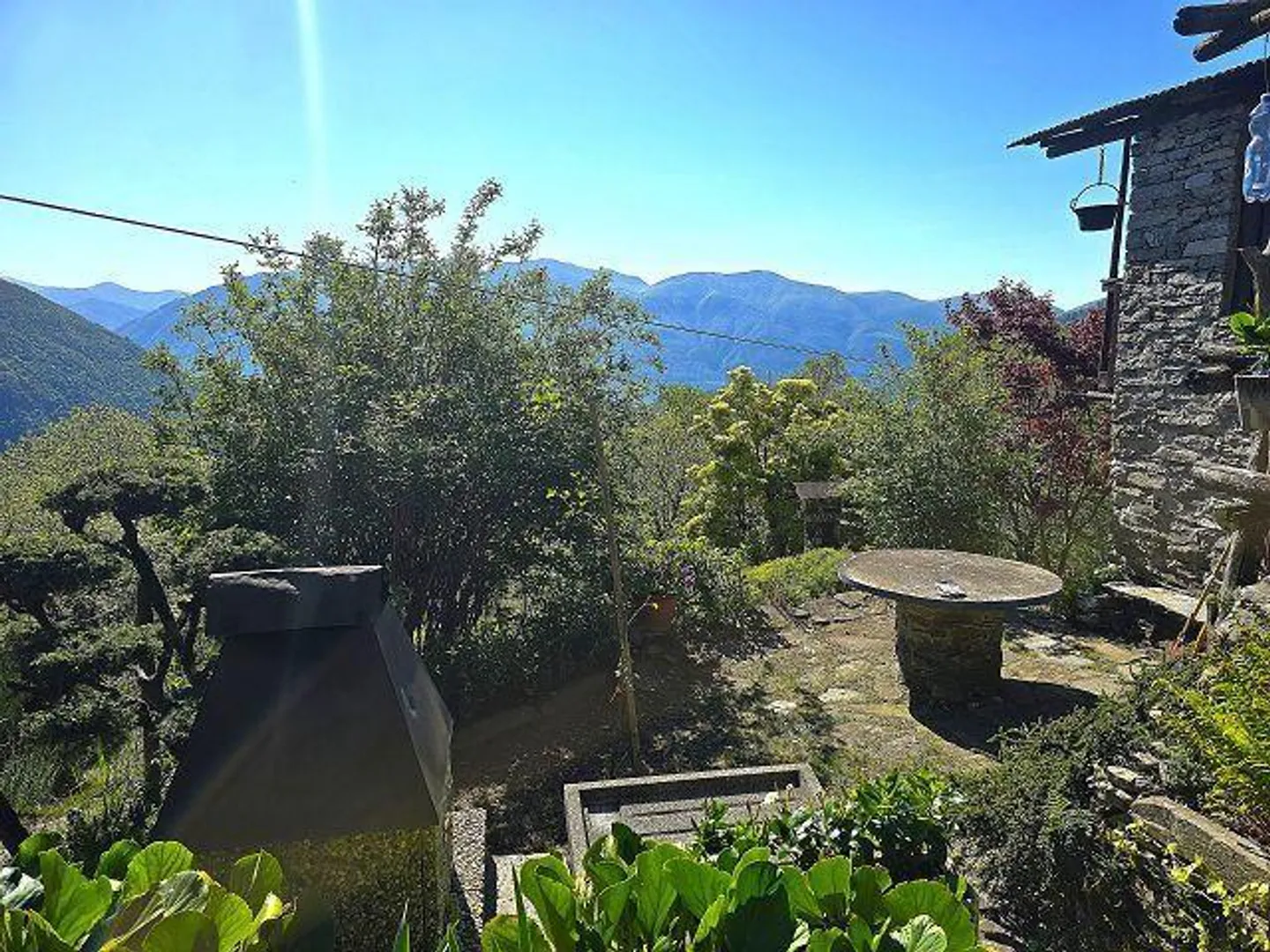 Petite maison rustique dans un endroit très calme et ensoleillé avec vue sur le lac - Photo 16 sur 40