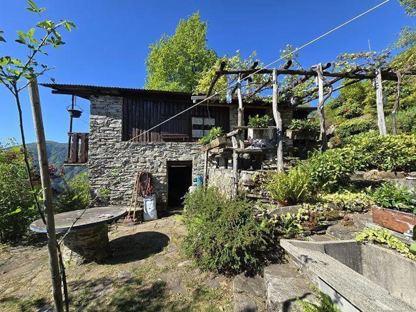Petite maison rustique dans un endroit très calme et ensoleillé avec vue sur le lac - Photo 17 sur 40