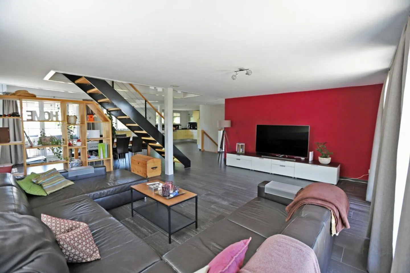 Maison individuelle de 5,5 pièces élégante avec offre de stationnement généreuse - Photo 1 sur 15