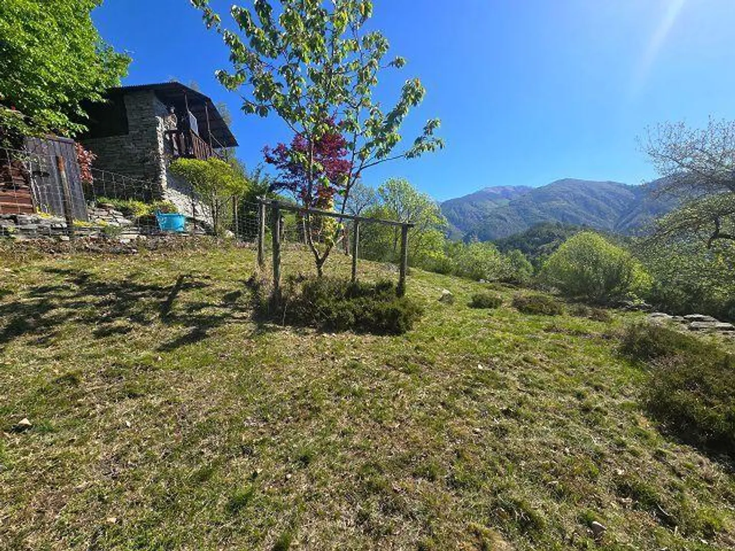 Petite maison rustique dans un endroit très calme et ensoleillé avec vue sur le lac - Photo 20 sur 40