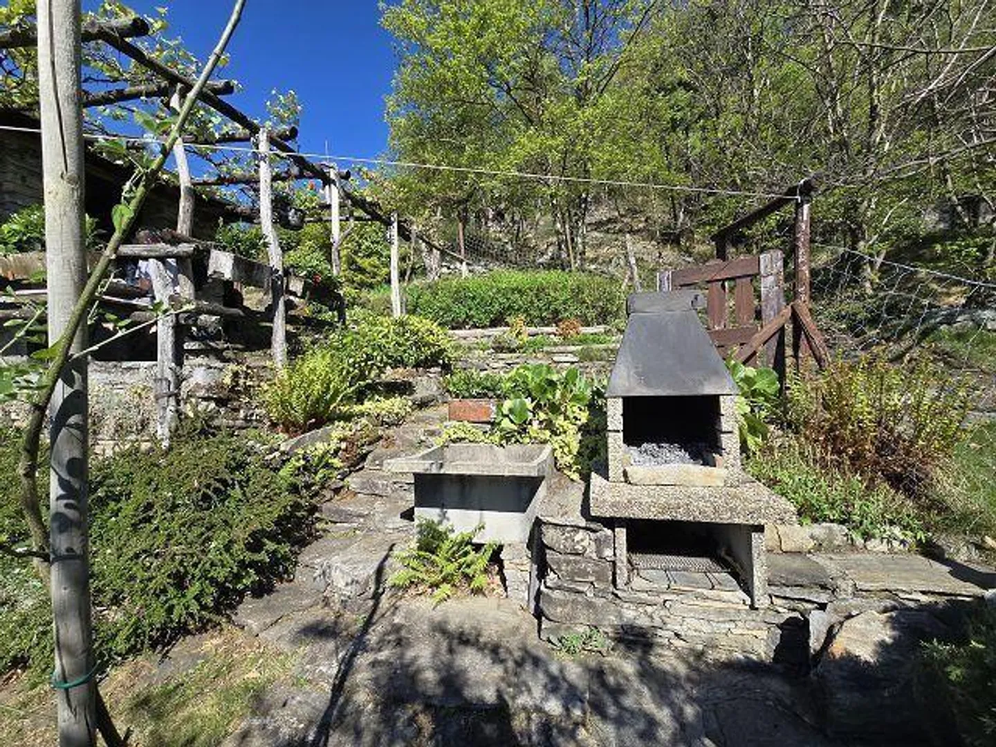 Petite maison rustique dans un endroit très calme et ensoleillé avec vue sur le lac - Photo 21 sur 40