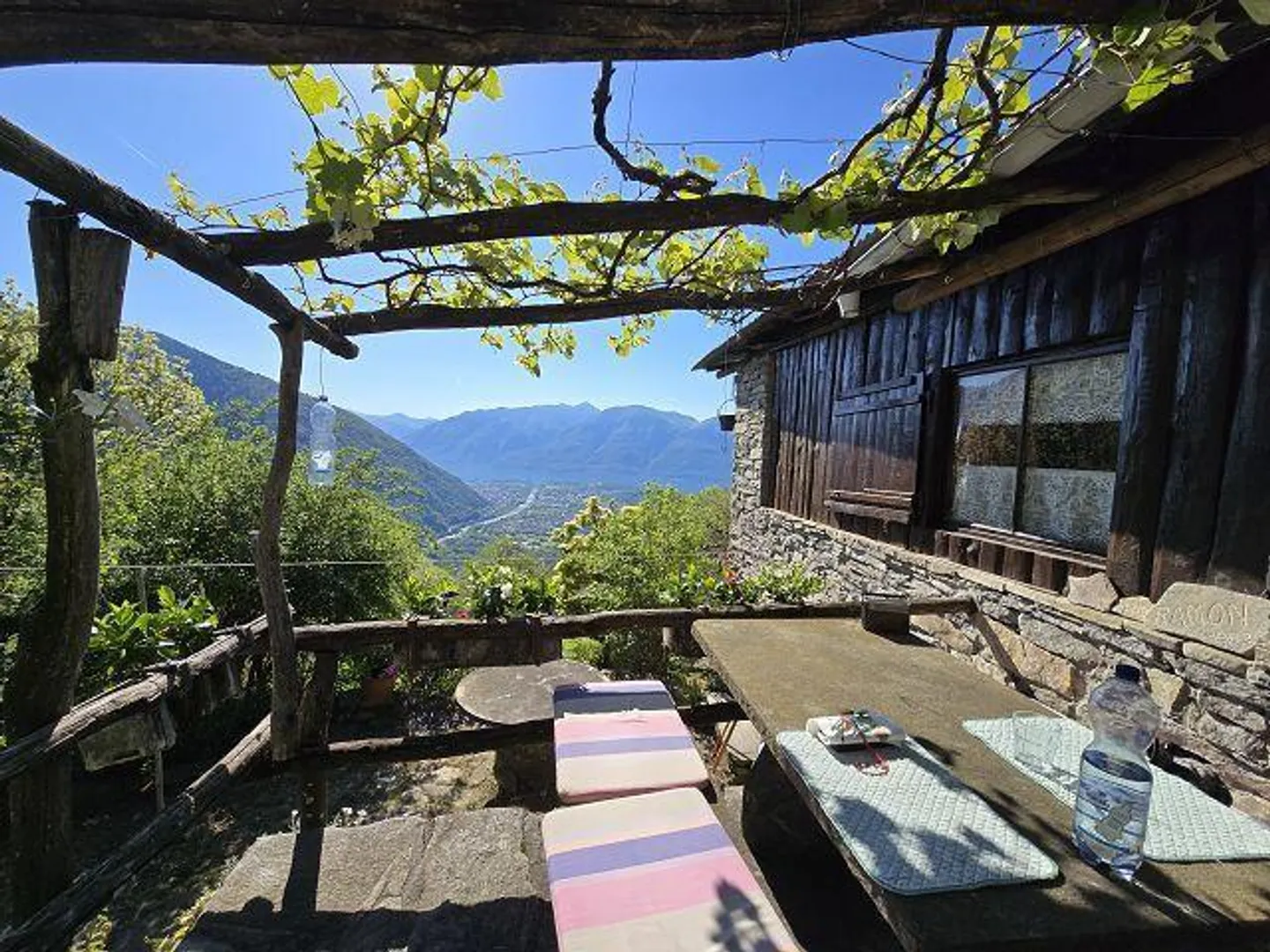 Petite maison rustique dans un endroit très calme et ensoleillé avec vue sur le lac - Photo 22 sur 40