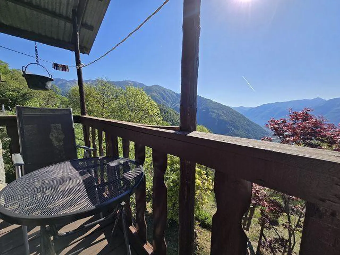 Petite maison rustique dans un endroit très calme et ensoleillé avec vue sur le lac - Photo 23 sur 40