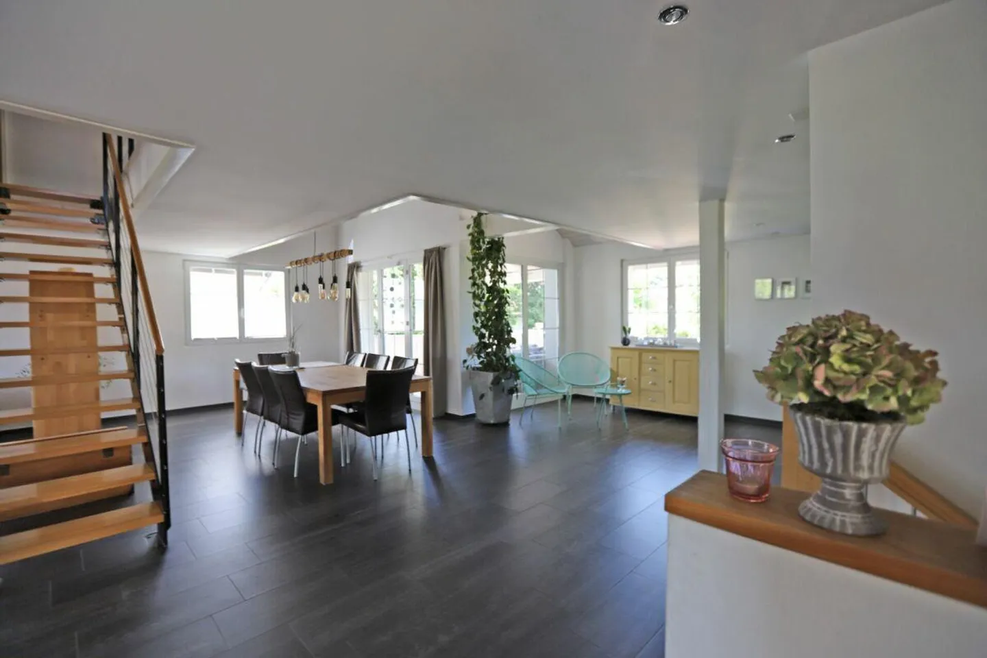 Maison individuelle de 5,5 pièces élégante avec offre de stationnement généreuse - Photo 3 sur 15