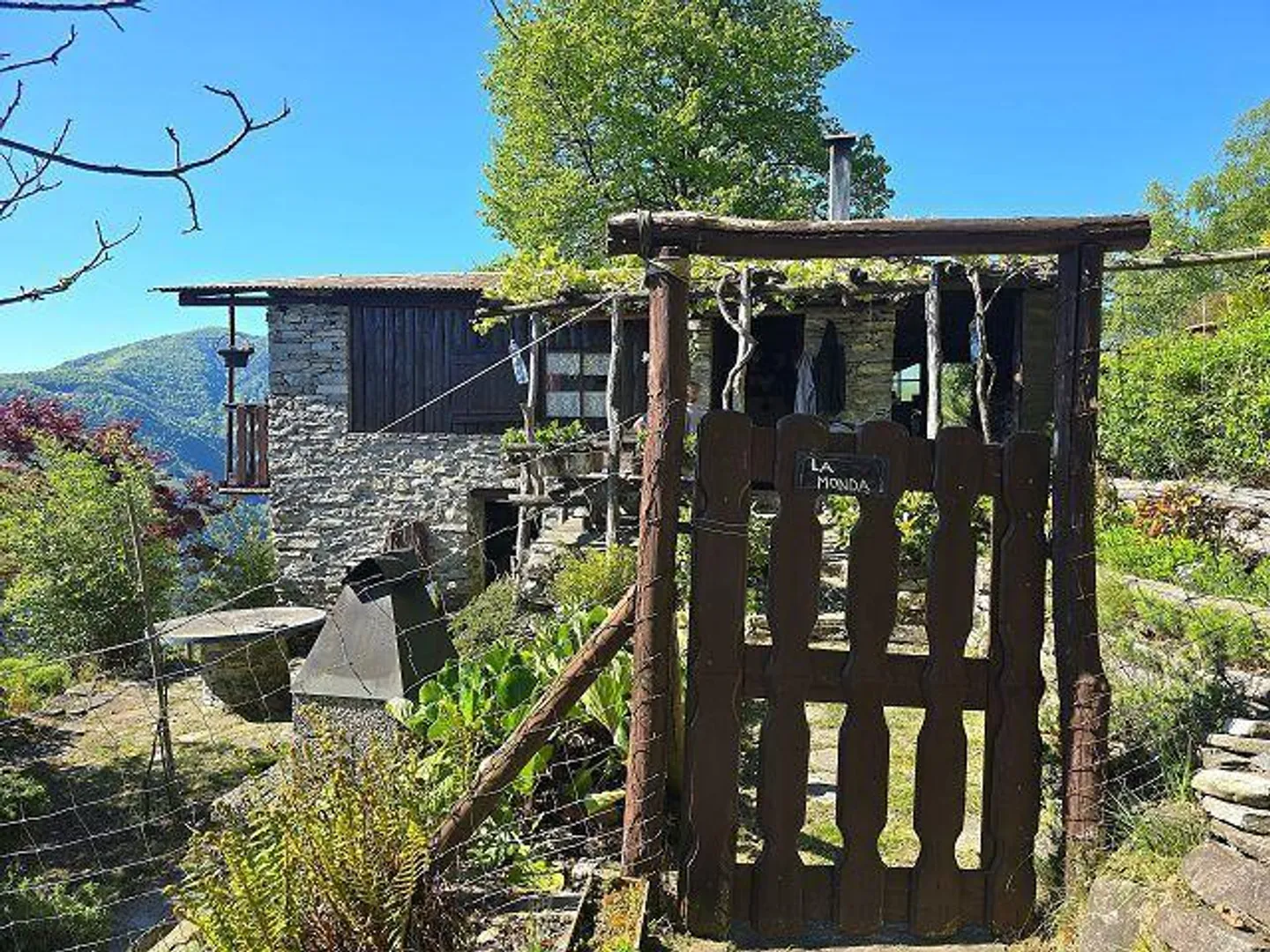 Petite maison rustique dans un endroit très calme et ensoleillé avec vue sur le lac - Photo 31 sur 40