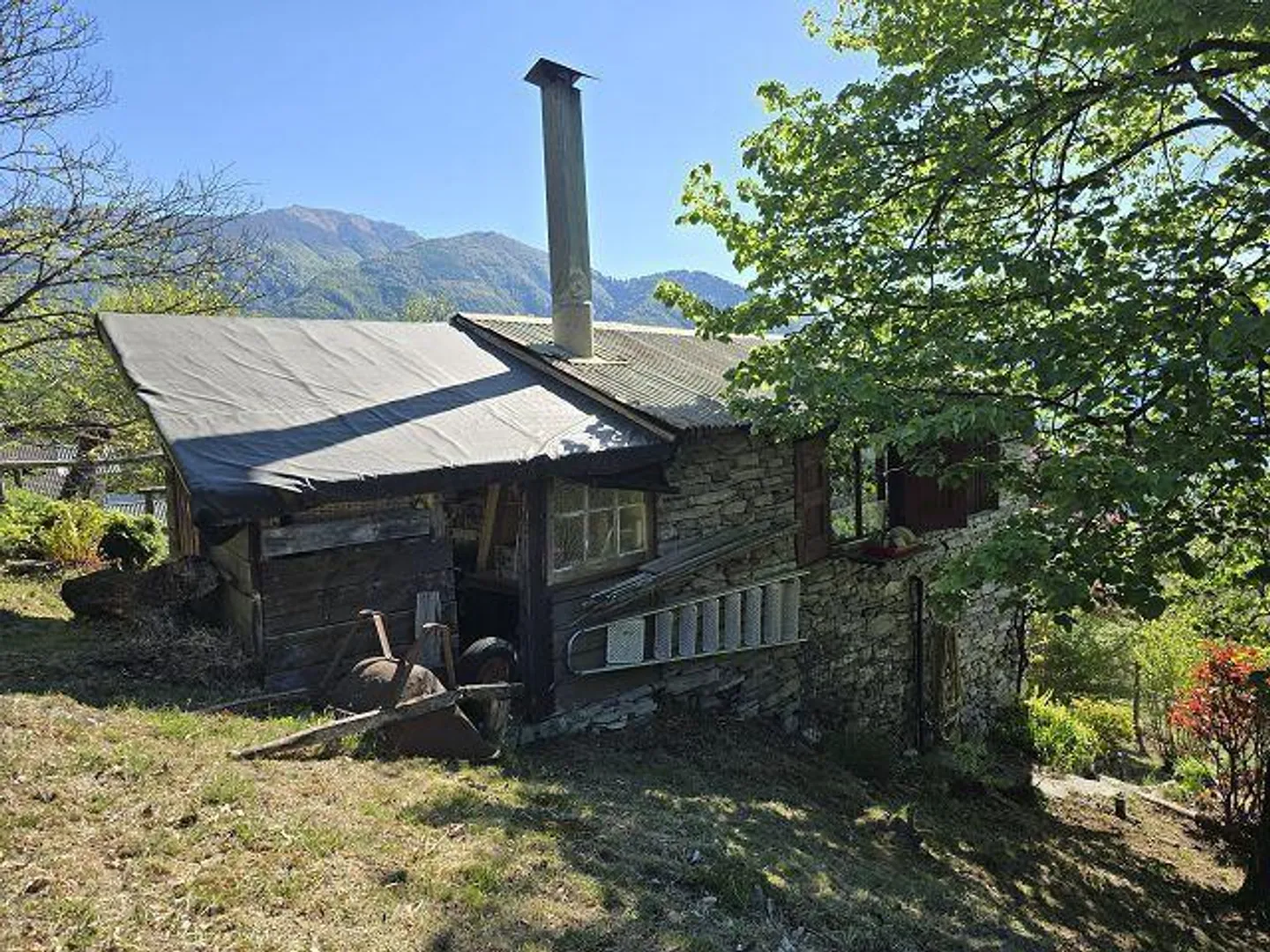 Petite maison rustique dans un endroit très calme et ensoleillé avec vue sur le lac - Photo 32 sur 40