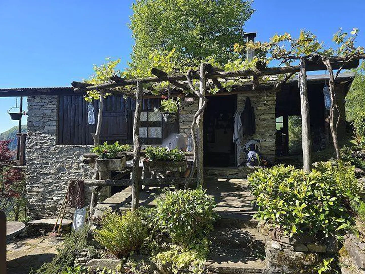 Petite maison rustique dans un endroit très calme et ensoleillé avec vue sur le lac - Photo 33 sur 40