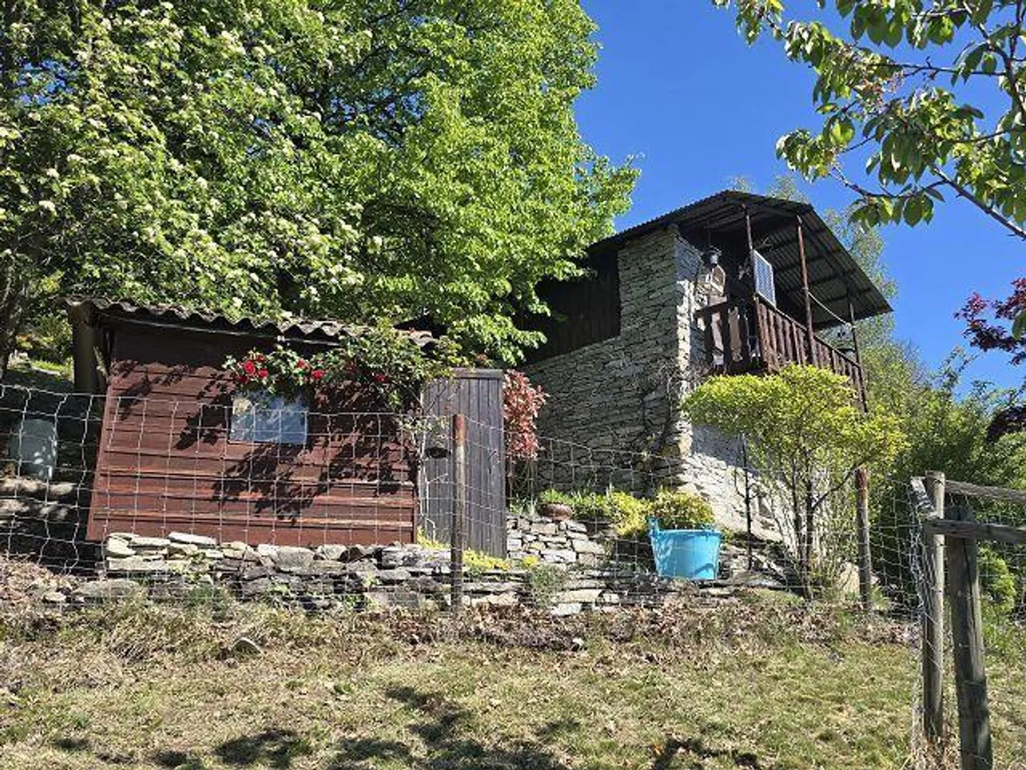Petite maison rustique dans un endroit très calme et ensoleillé avec vue sur le lac - Photo 34 sur 40