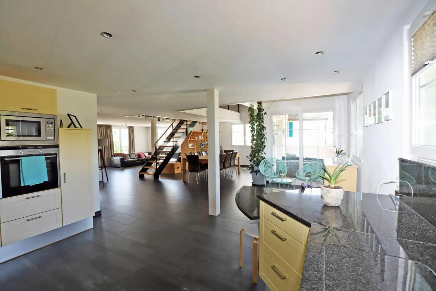 Maison individuelle de 5,5 pièces élégante avec offre de stationnement généreuse - Photo 5 sur 15