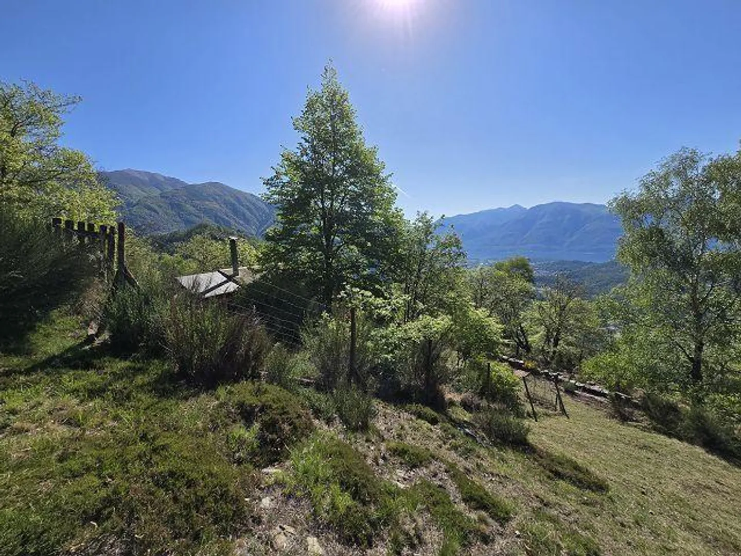 Petite maison rustique dans un endroit très calme et ensoleillé avec vue sur le lac - Photo 27 sur 40
