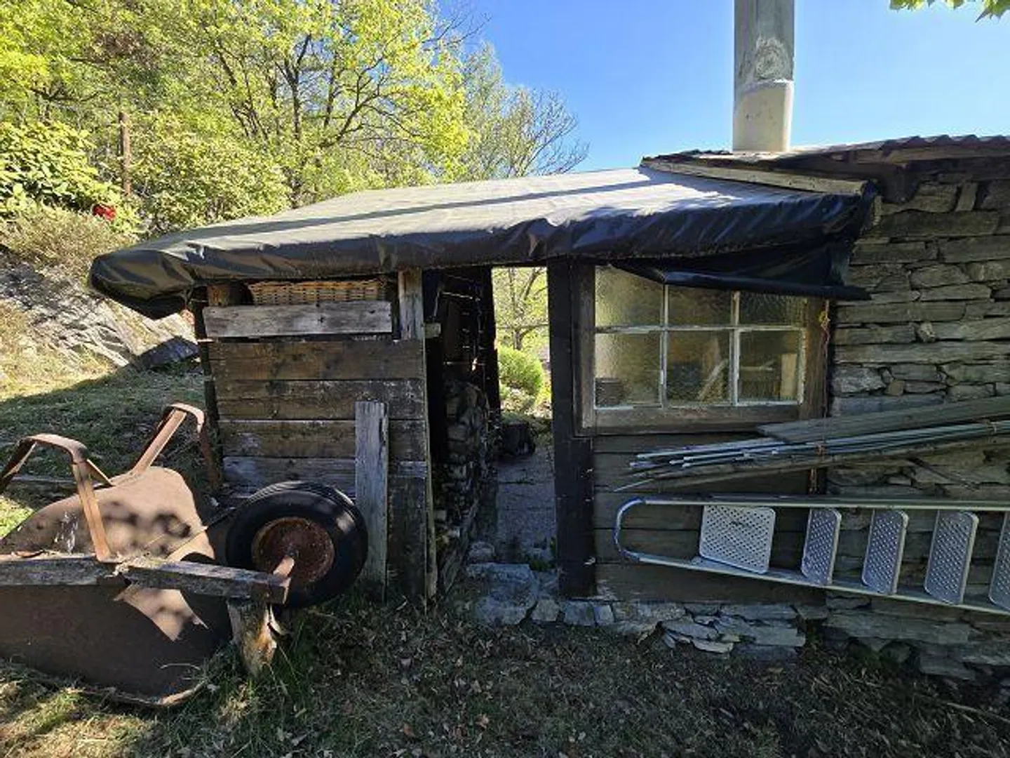 Petite maison rustique dans un endroit très calme et ensoleillé avec vue sur le lac - Photo 29 sur 40