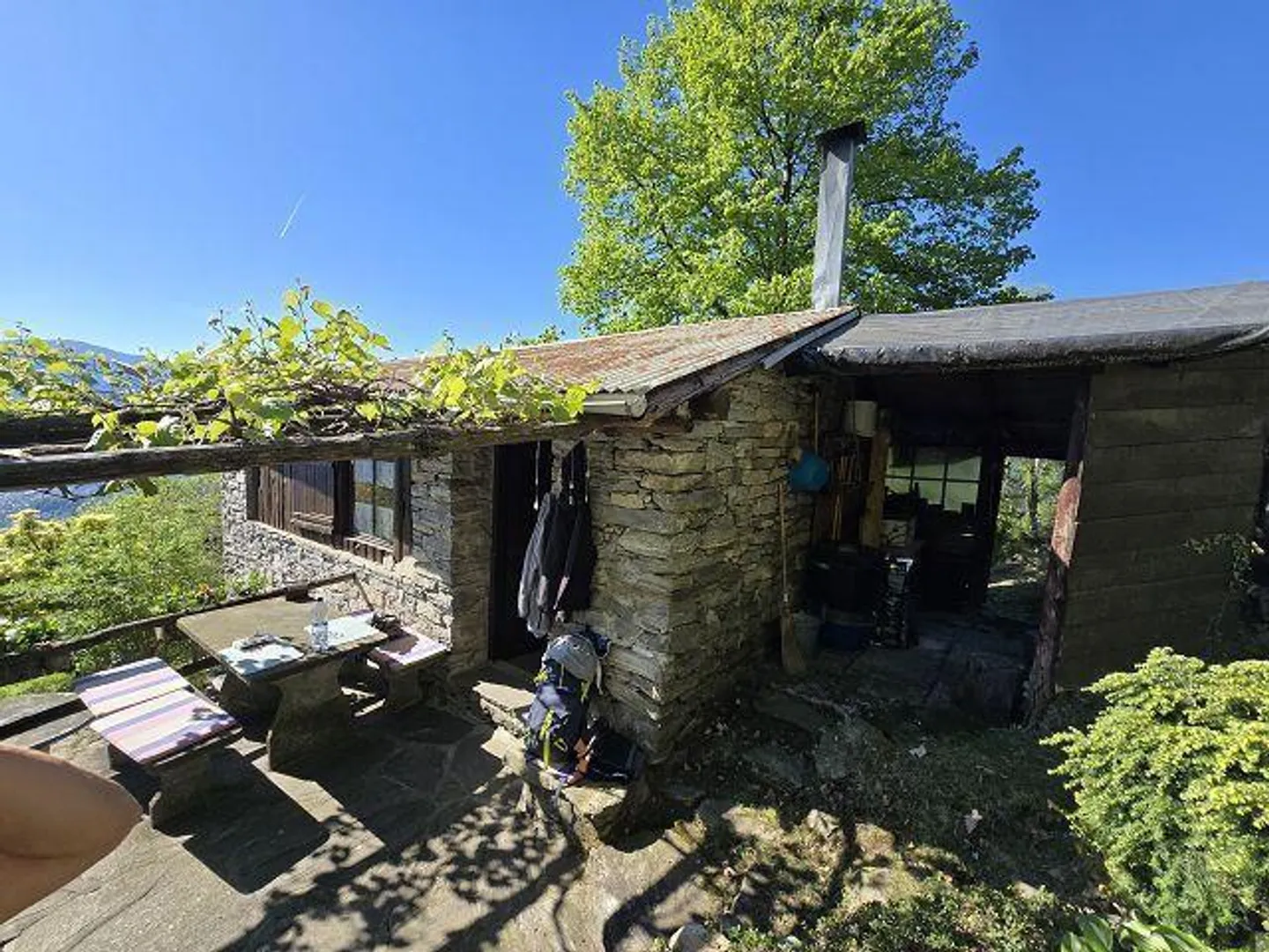 Petite maison rustique dans un endroit très calme et ensoleillé avec vue sur le lac - Photo 35 sur 40