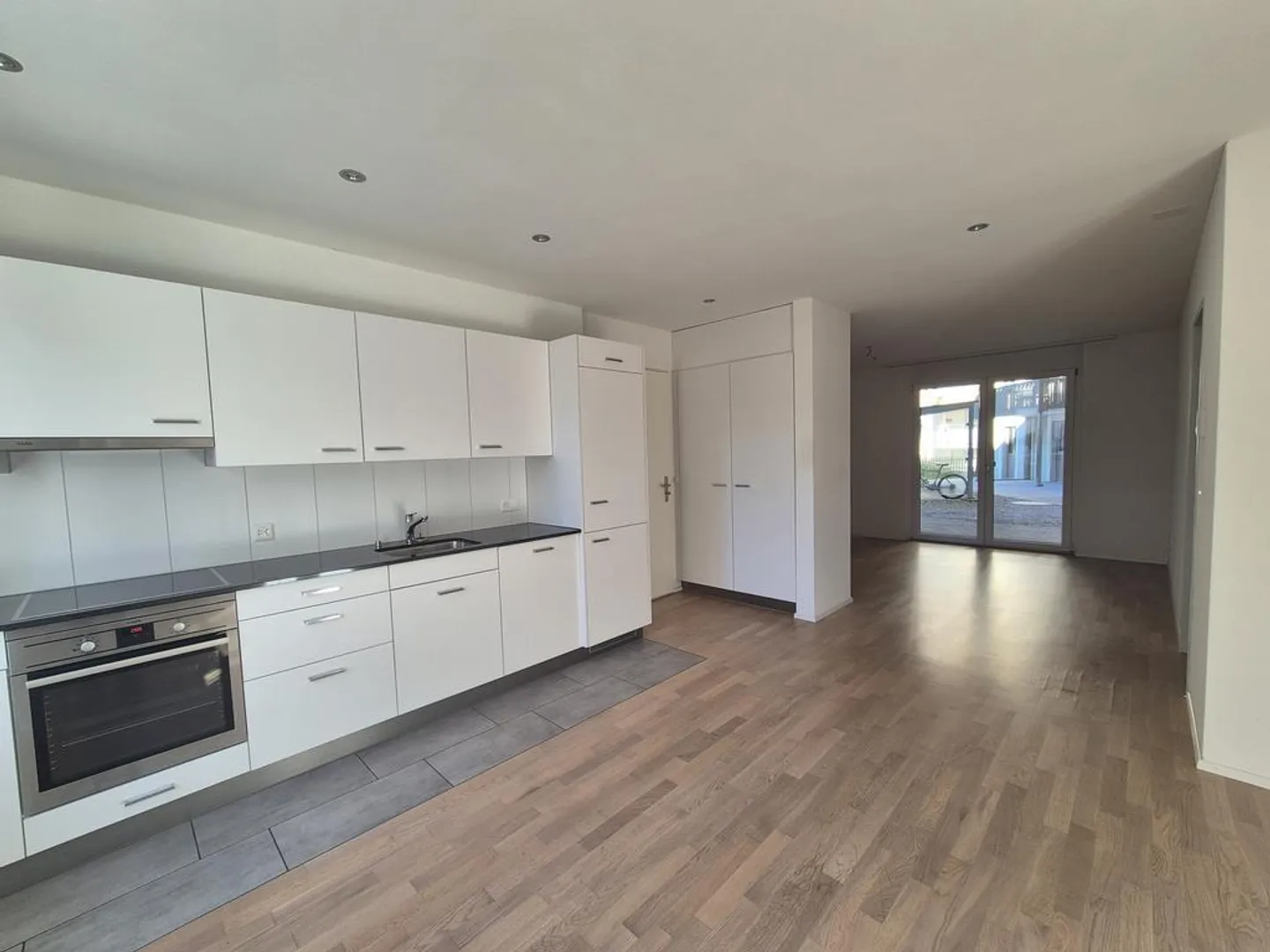 2.5 Room Apartment on the Ground Floor in a Central Location - Photo 3 of 9
