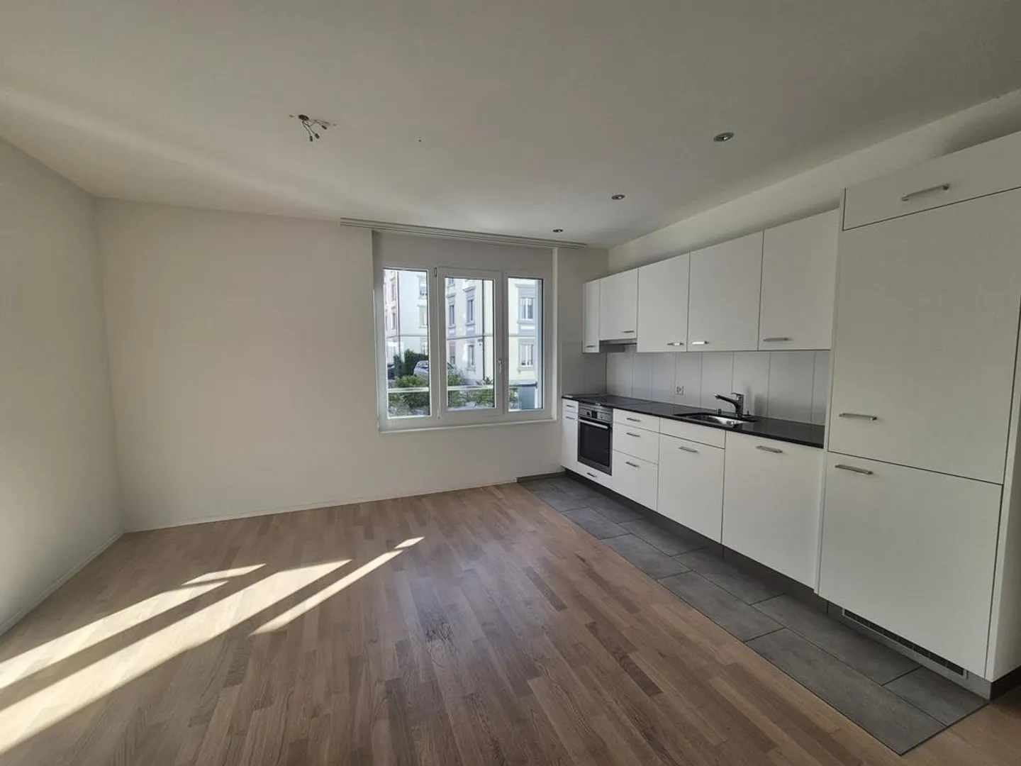 2.5 Room Apartment on the Ground Floor in a Central Location - Photo 4 of 9
