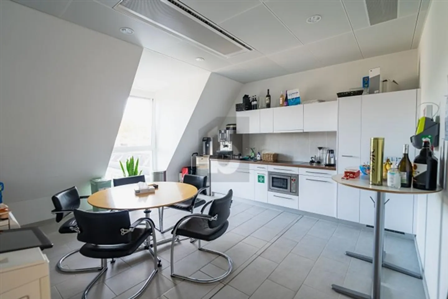 VERSATILE, CENTRAL WITH LAKE VIEW - Photo 5 of 6