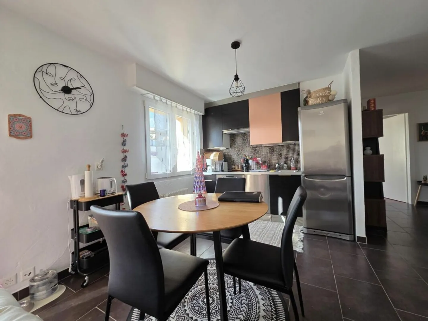 Renovated - spacious 2.5 rooms near the school with parking space - Photo 1 of 7