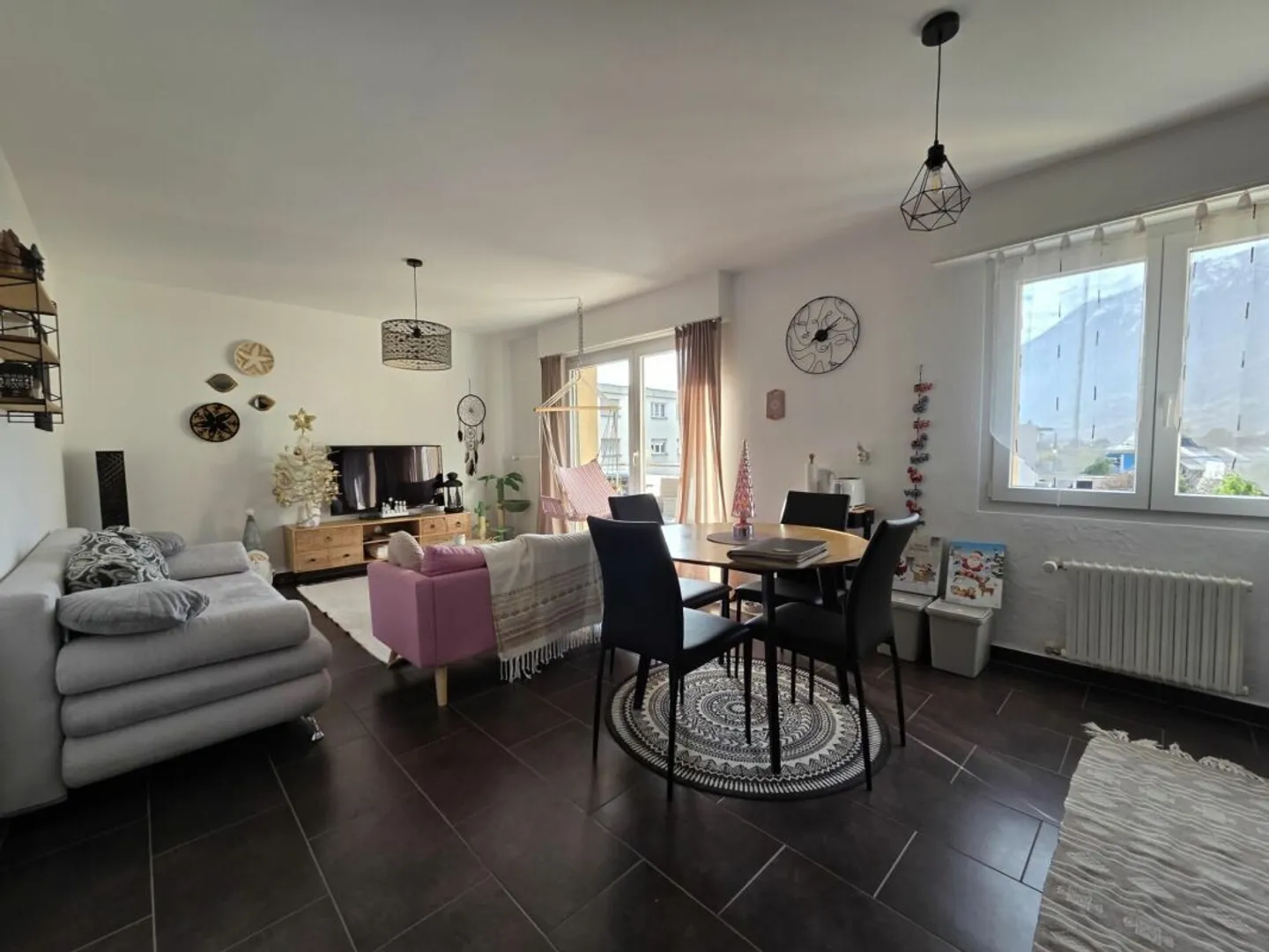 Renovated - spacious 2.5 rooms near the school with parking space - Photo 2 of 7