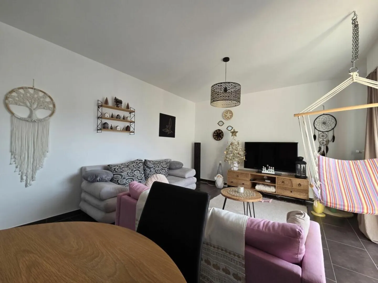 Renovated - spacious 2.5 rooms near the school with parking space - Photo 3 of 7